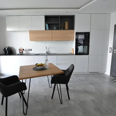 Astarte, Apartment