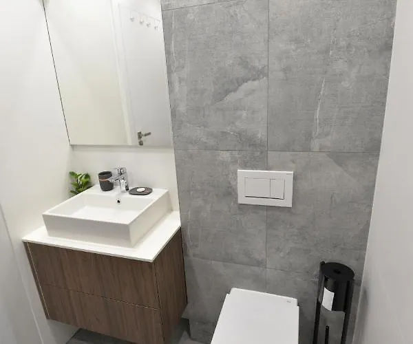 Astarte, Apartamento